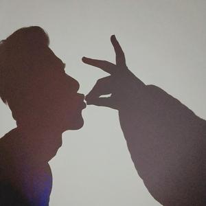 杨钰莹双乳被吸浑身颤抖
